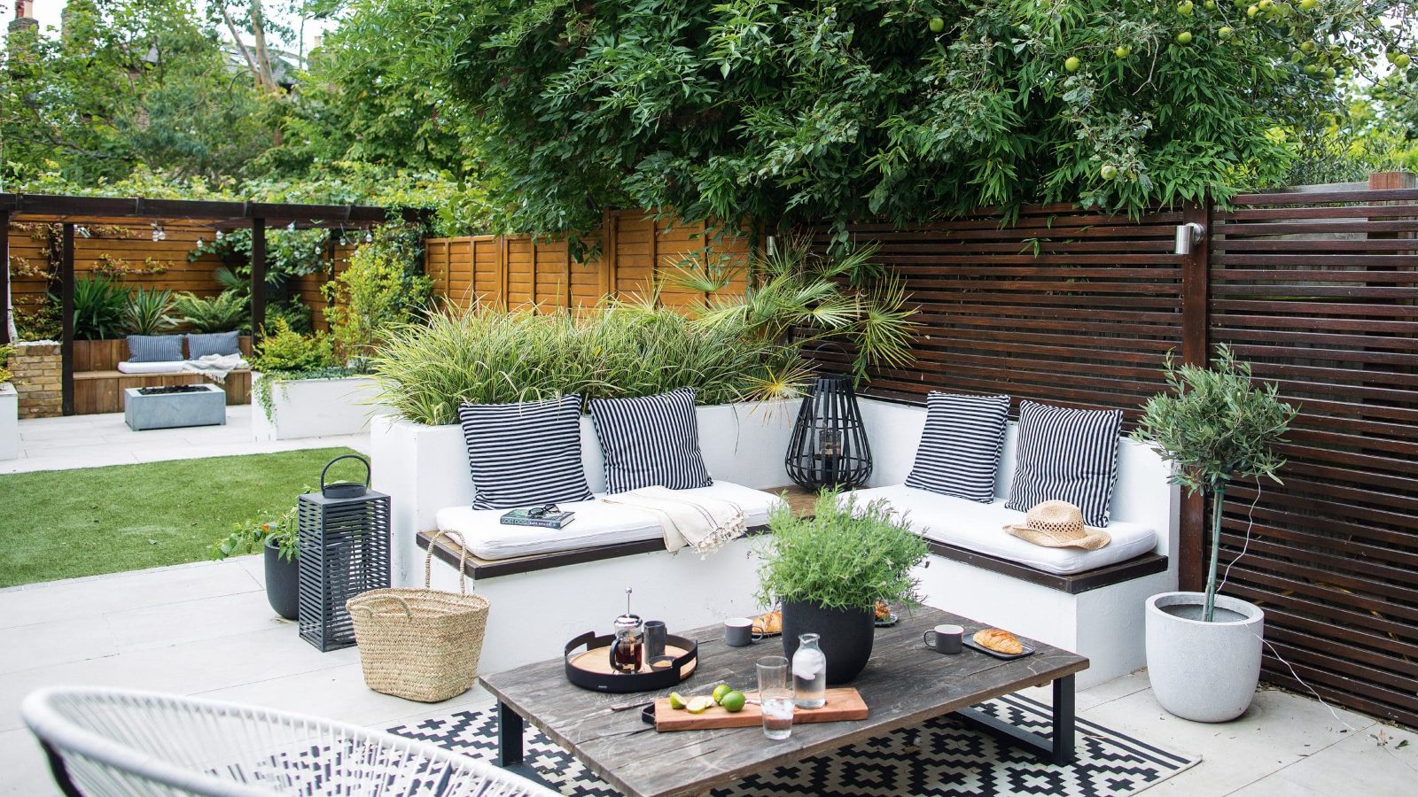 A small area serving refreshments to guests. It is recommended to visit during the 18:00–20:00 arrival window.