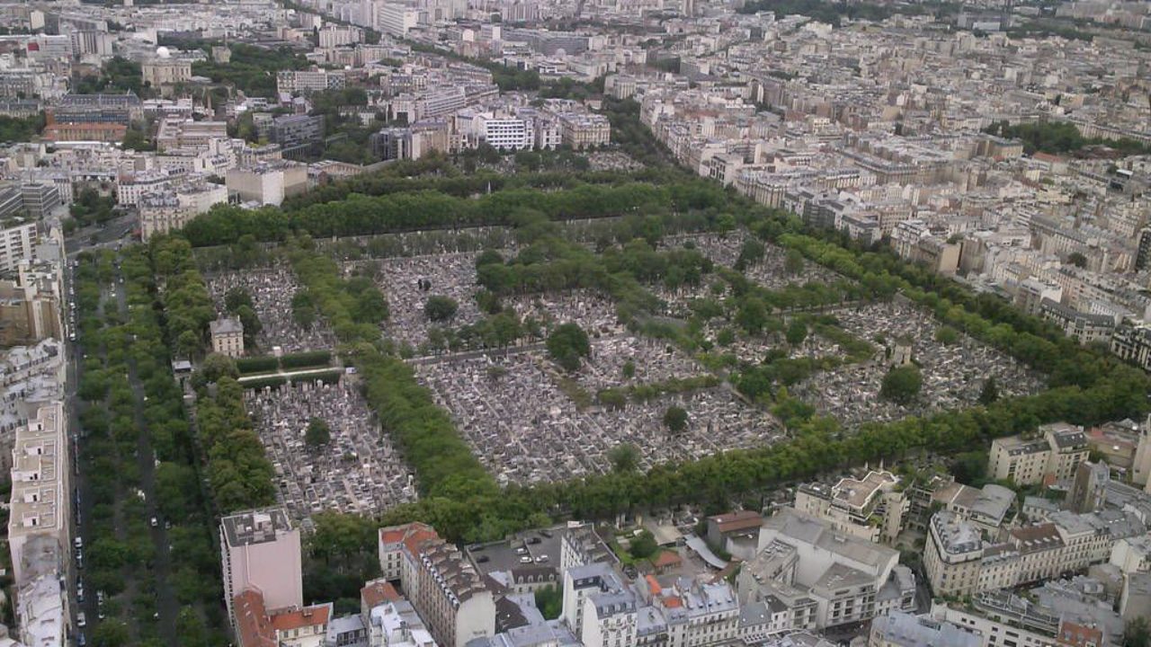 Père Lachaise Walking Tour Through Paris History