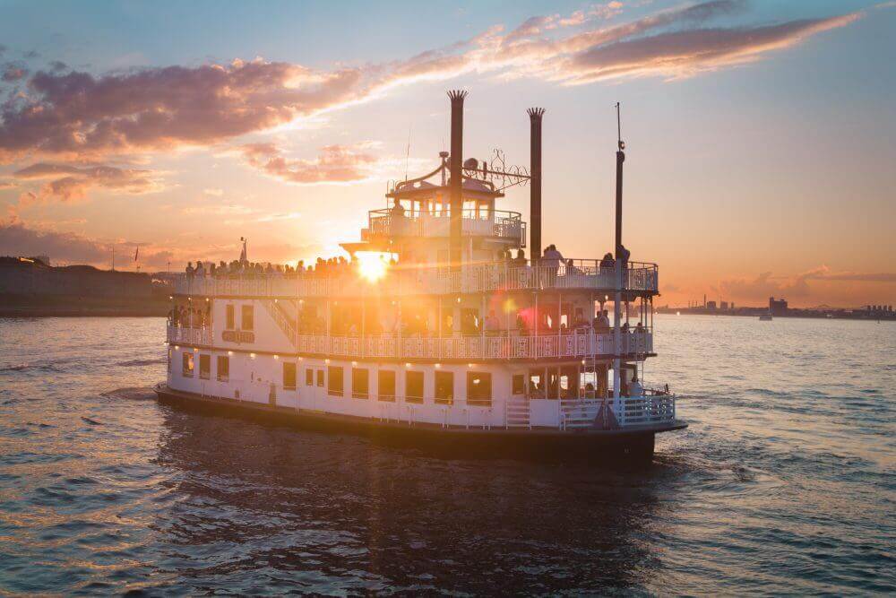 Sonnenuntergangs-Bootsfahrt auf dem Charles River in Boston