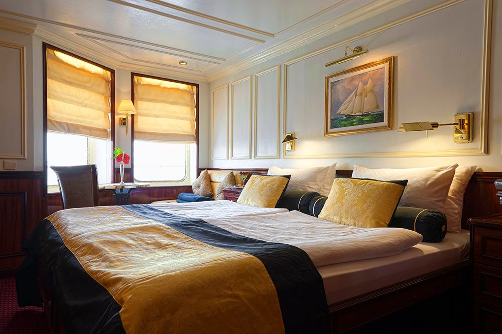 Emerald Clipper Main Cabin