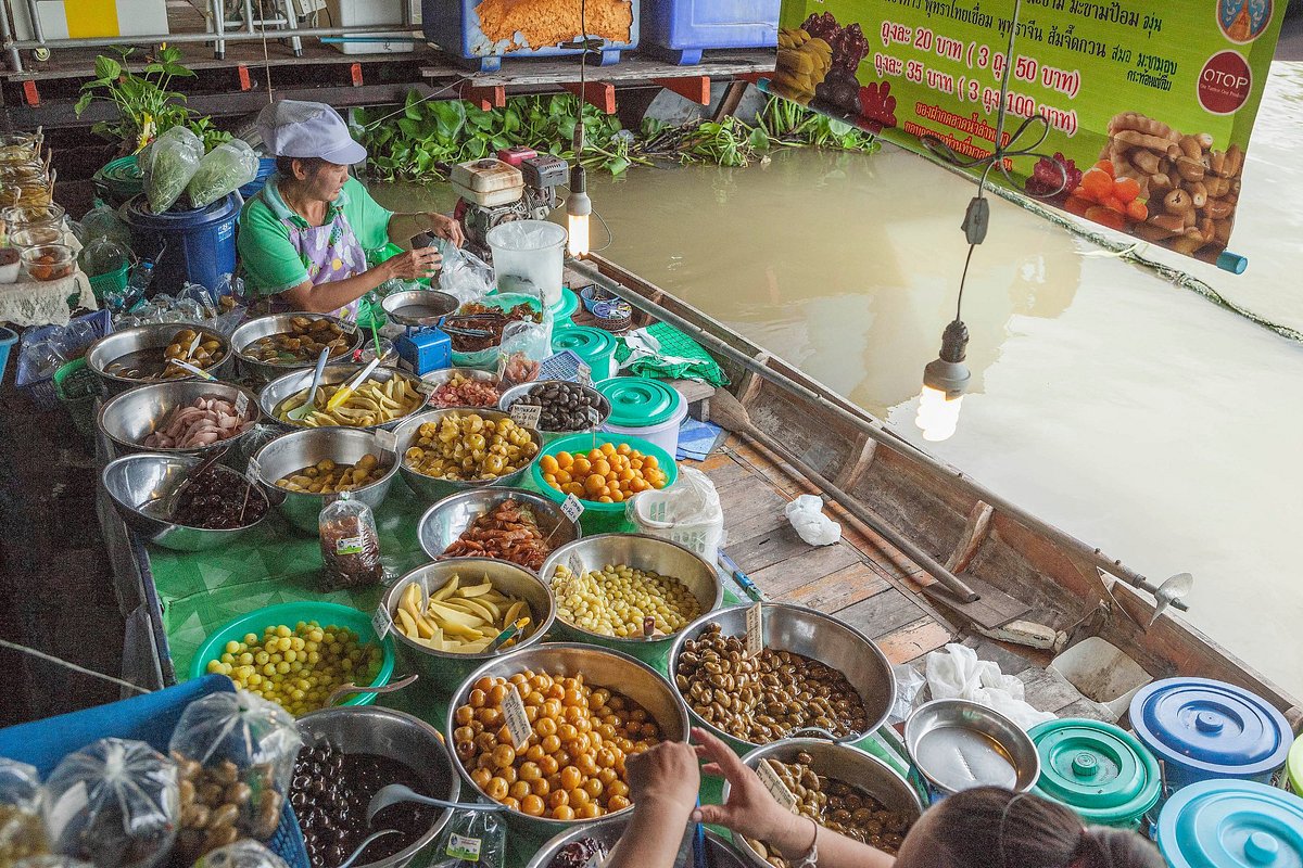 Lam Phaya Floating Market