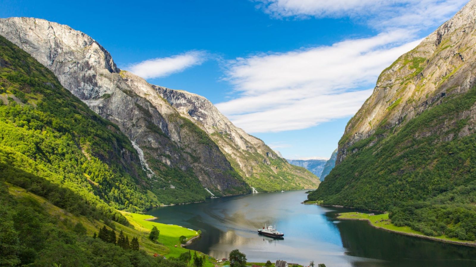 Nærøyfjord Narrow Pass