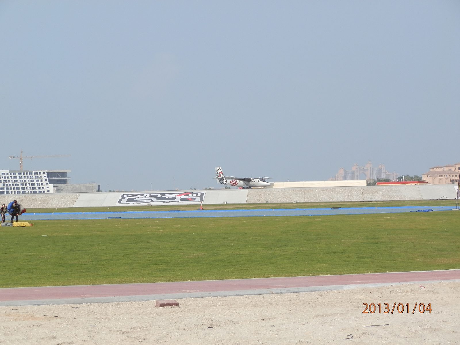 Der Hangar und die Start- und Landebahn