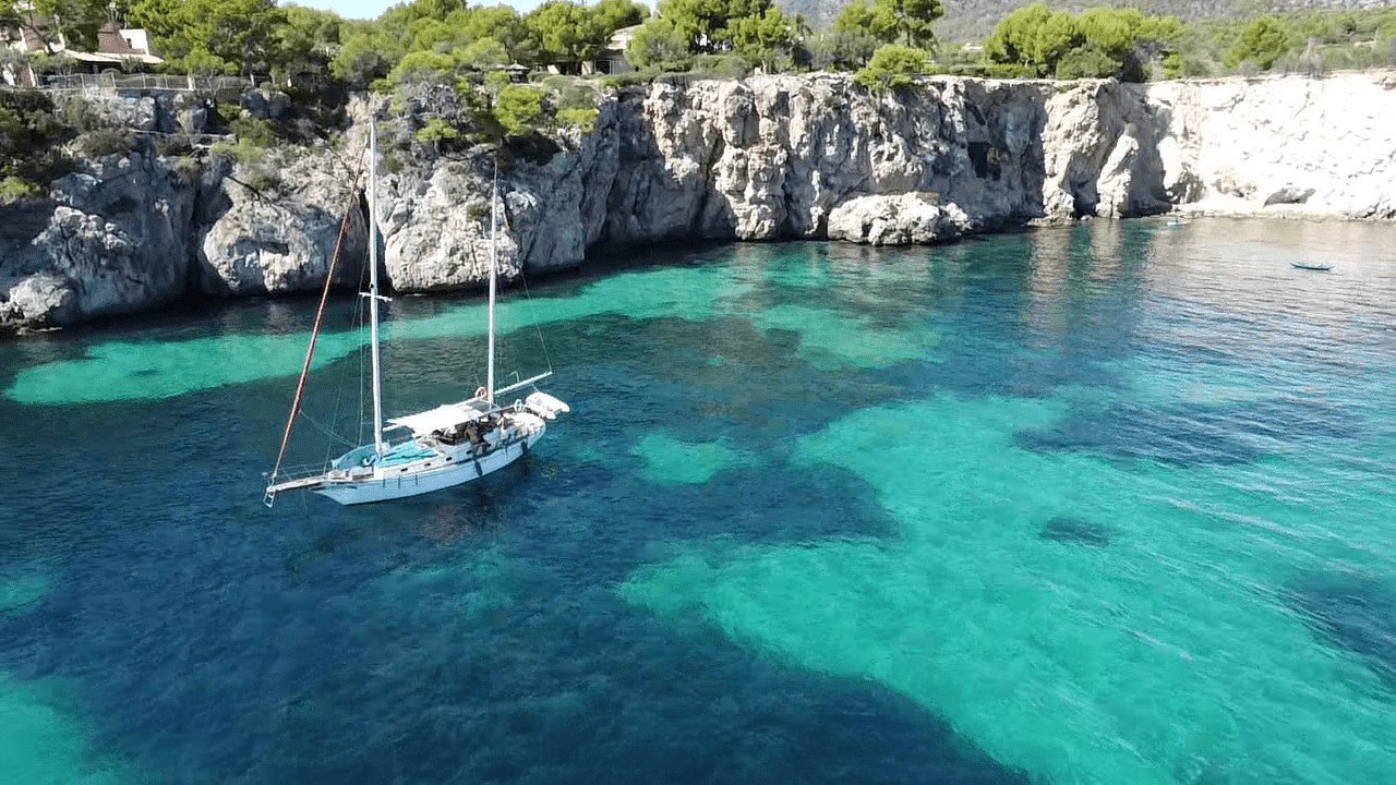 Sailing across Palma Bay