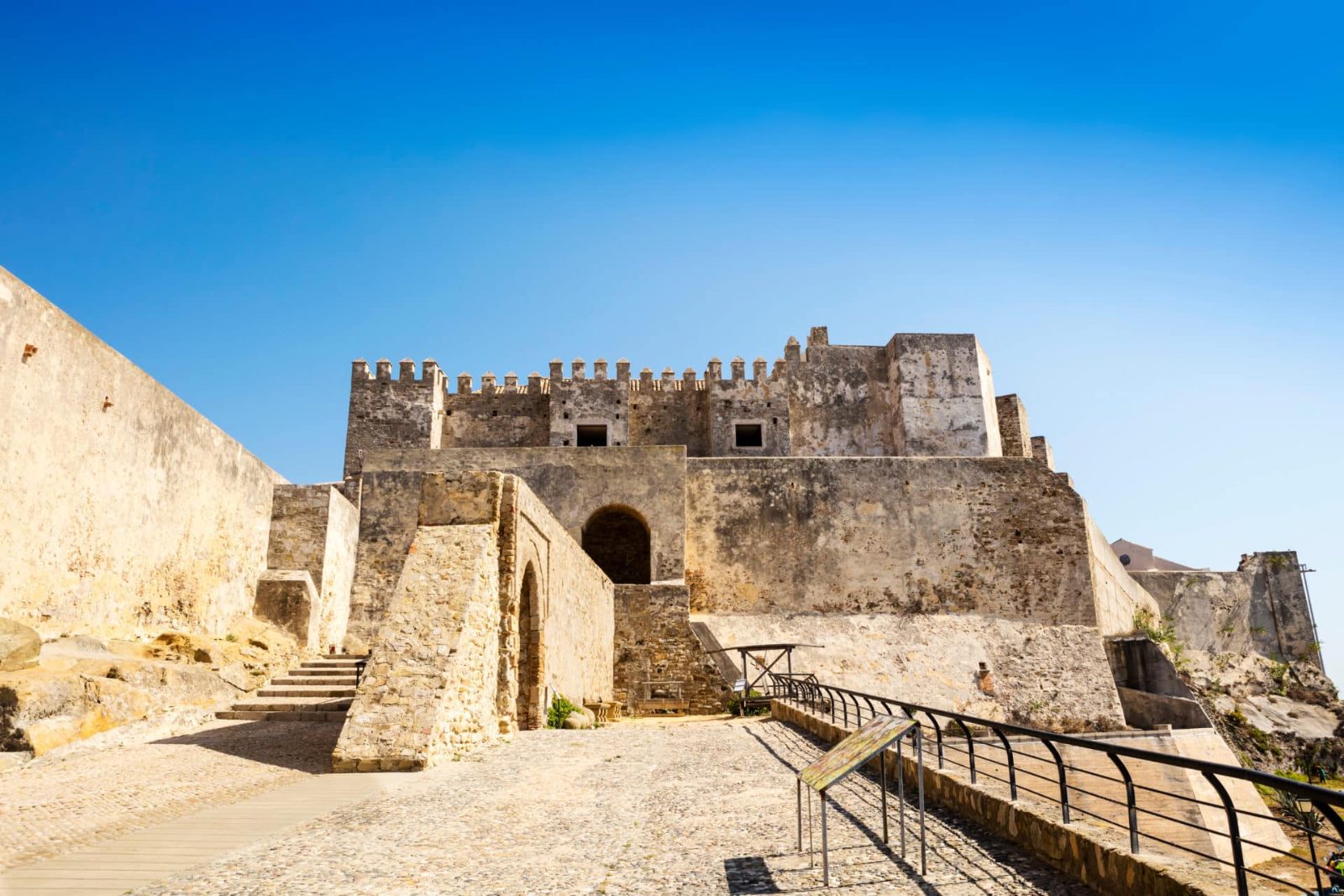 Castillo de Guzmán el Bueno