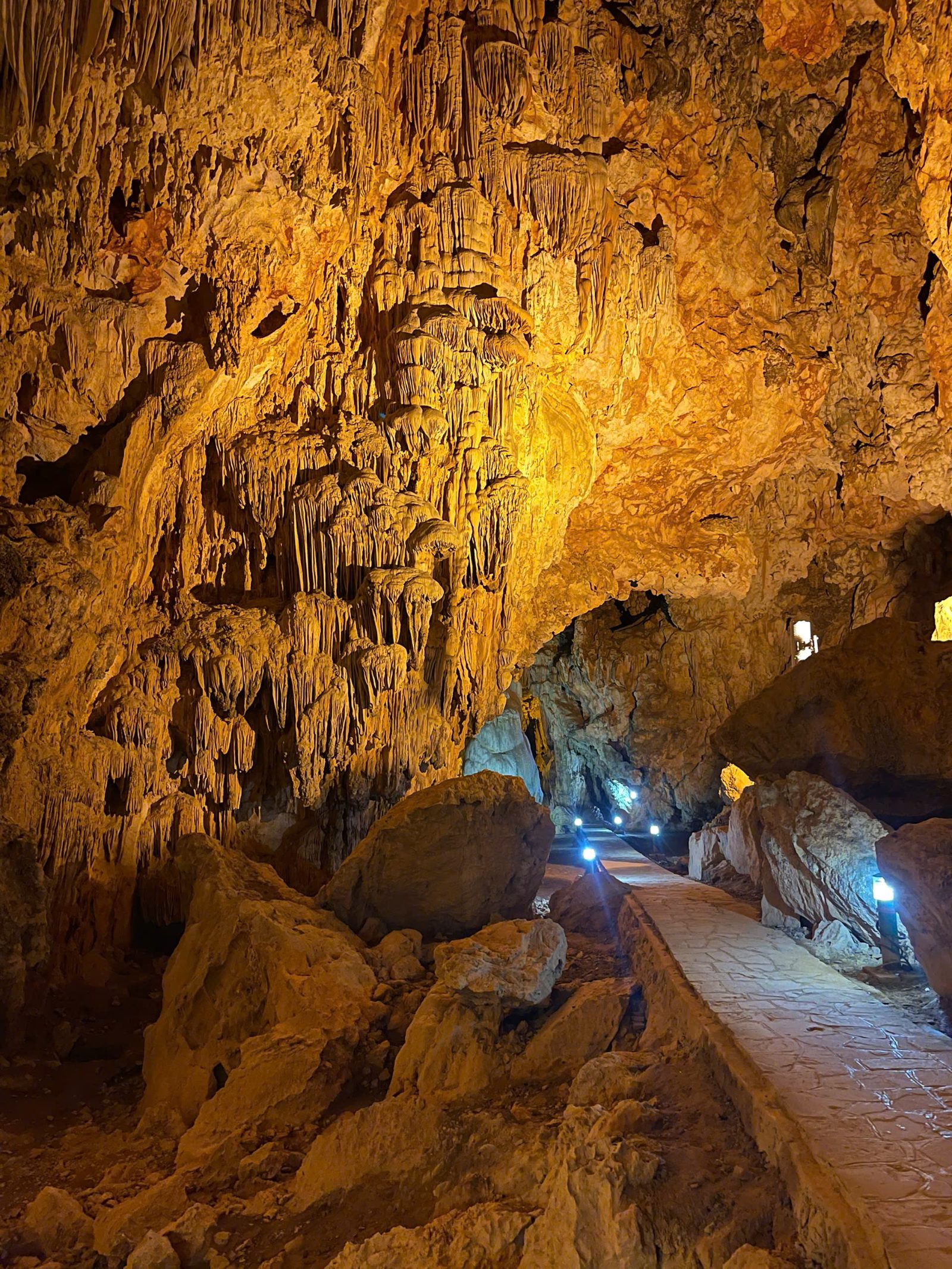 Nguom Ngao Cave
