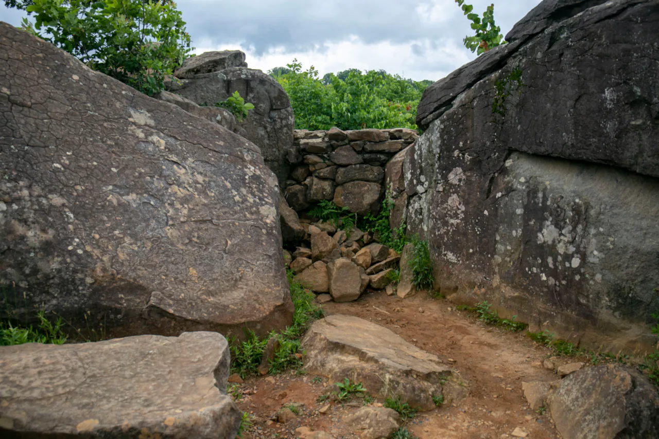 Devil's Den Rock Formations