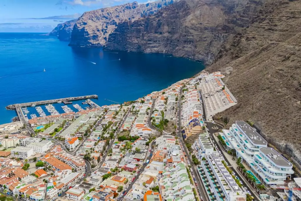 Los Gigantes Harbour District