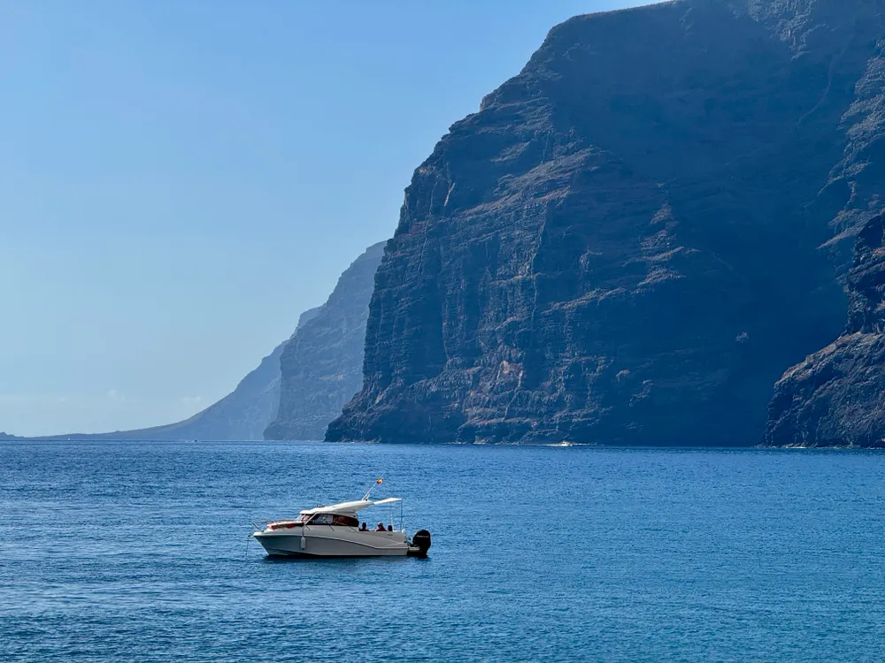 Base of Acantilados de Los Gigantes