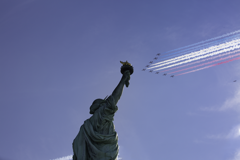 Statue Flyby Starboard Rail