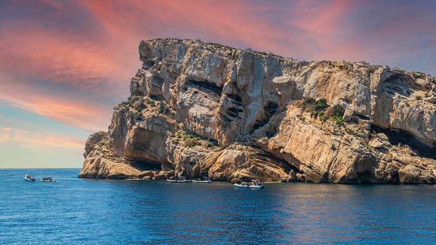 Circle the island by boat