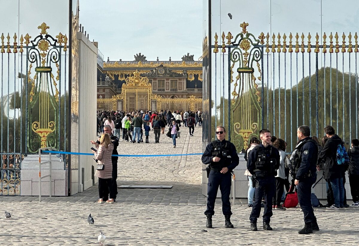 Palace entrance and security