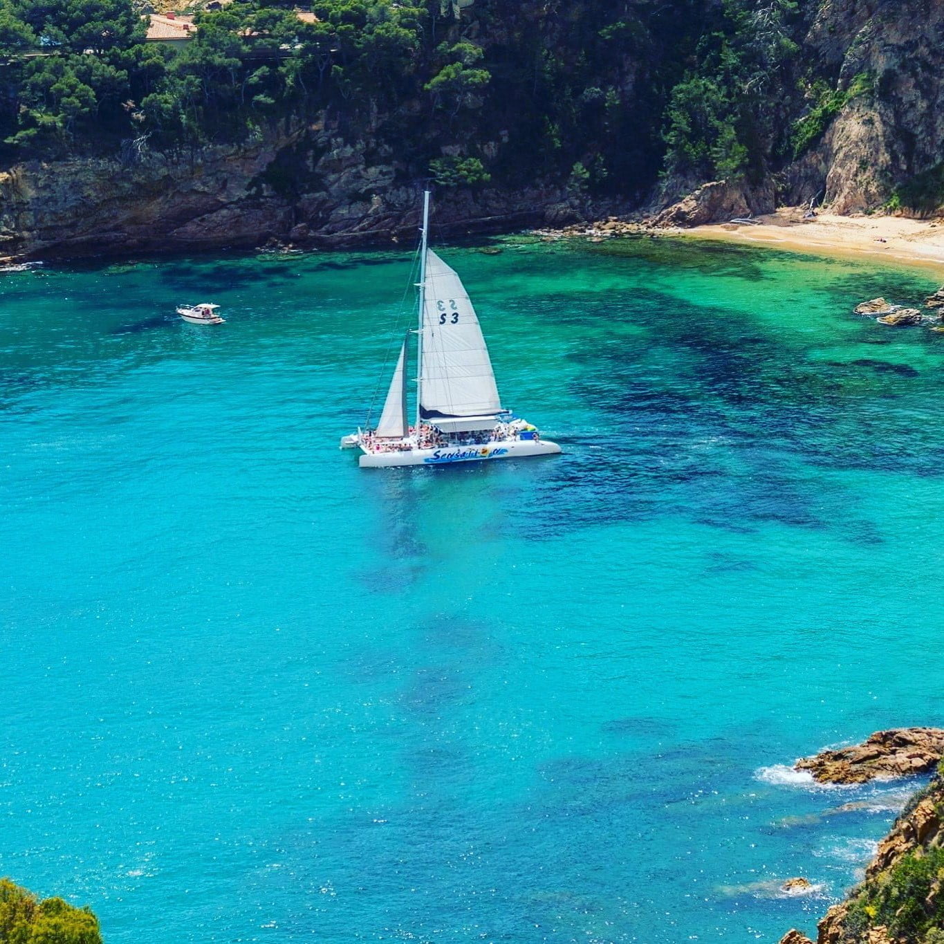Coastal cruise to coves