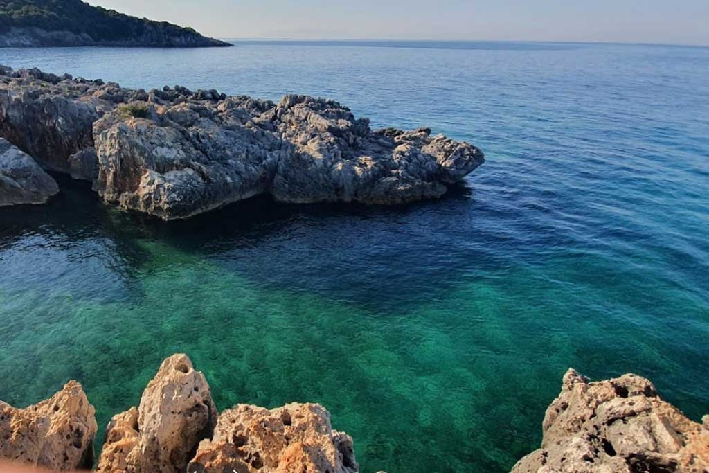 Aquarium Bay Cliffside