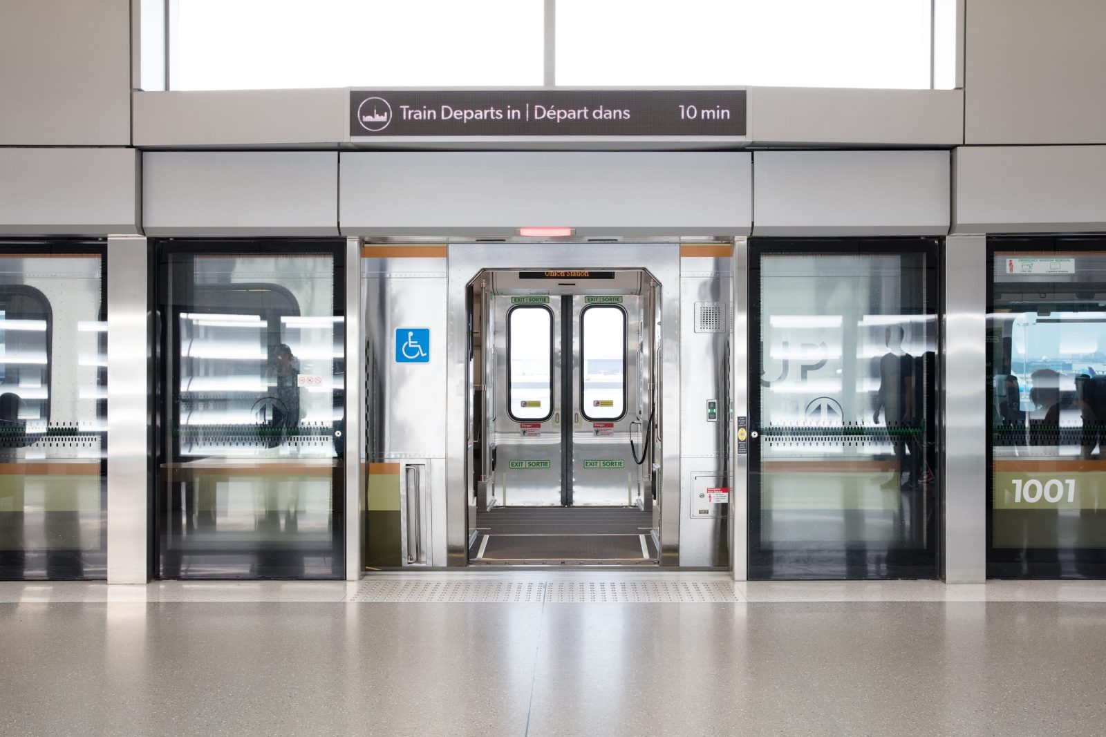 Toronto Airport Shuttle to Downtown