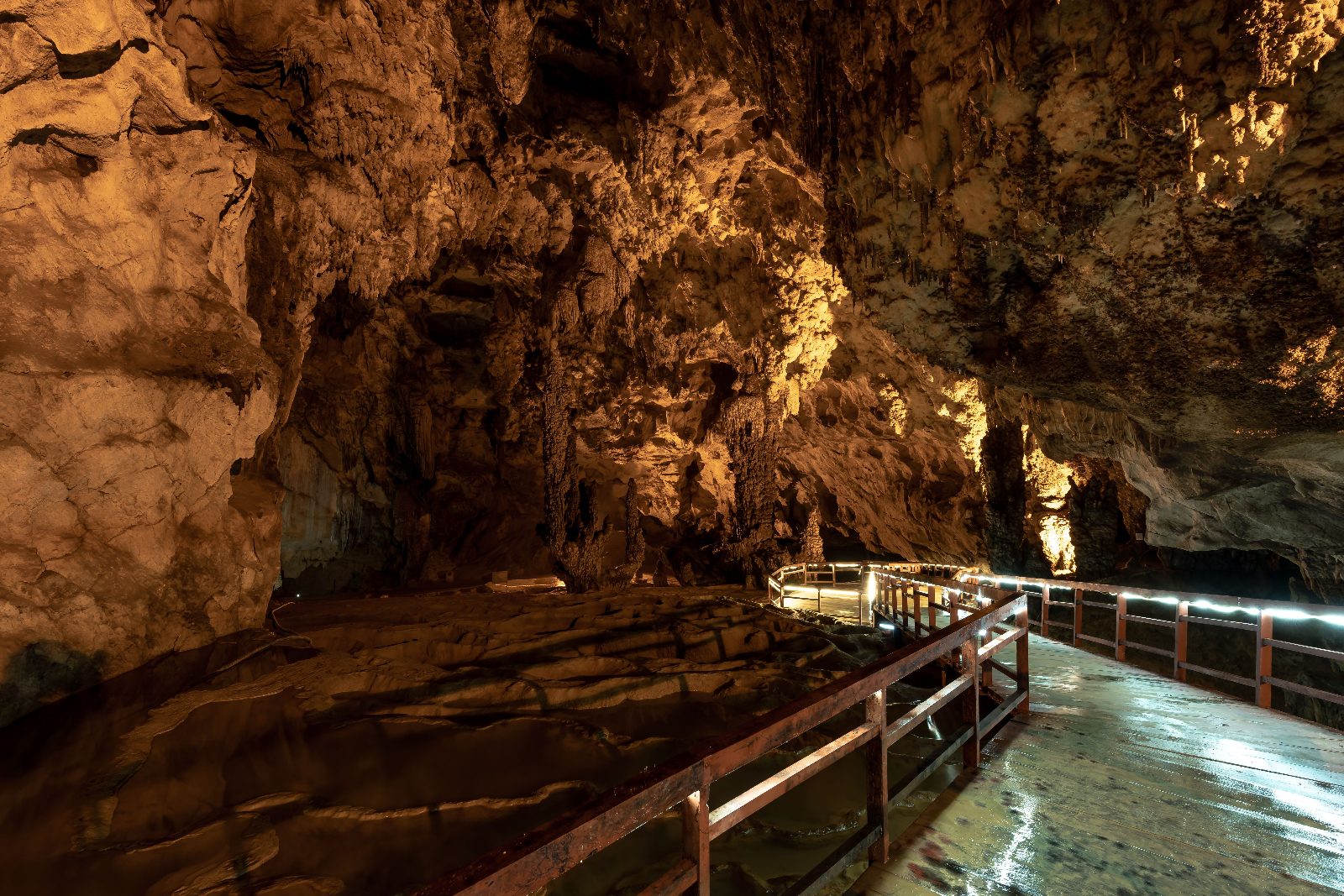 Batu Cermin Cave