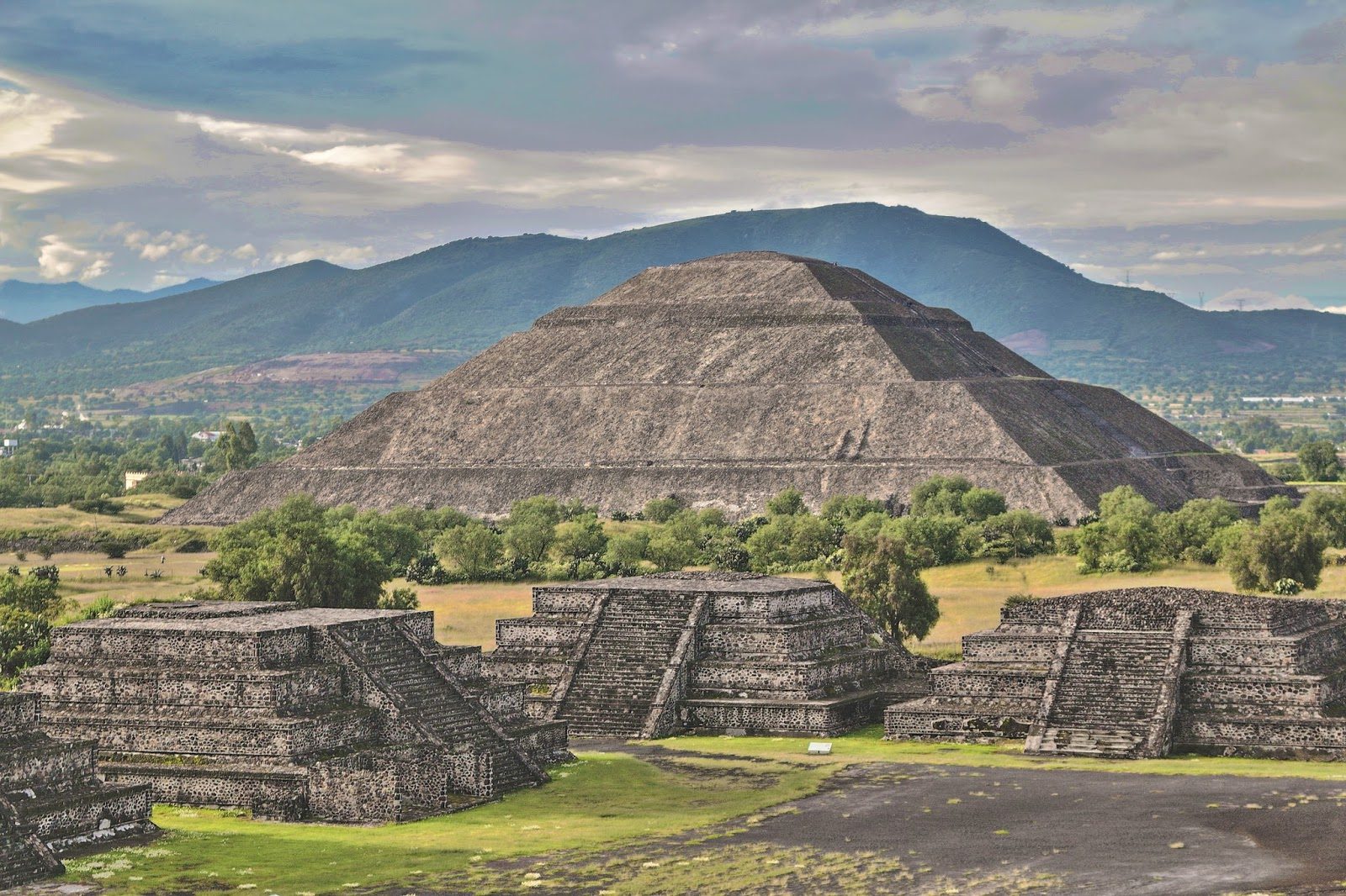 Pyramid of the Moon Plaza