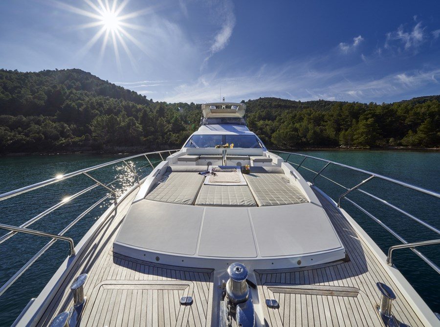 Bow Deck Horizon Shot
