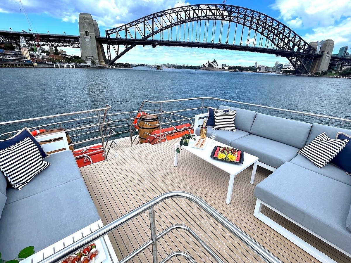 Upper Deck Wide-Angle Corner