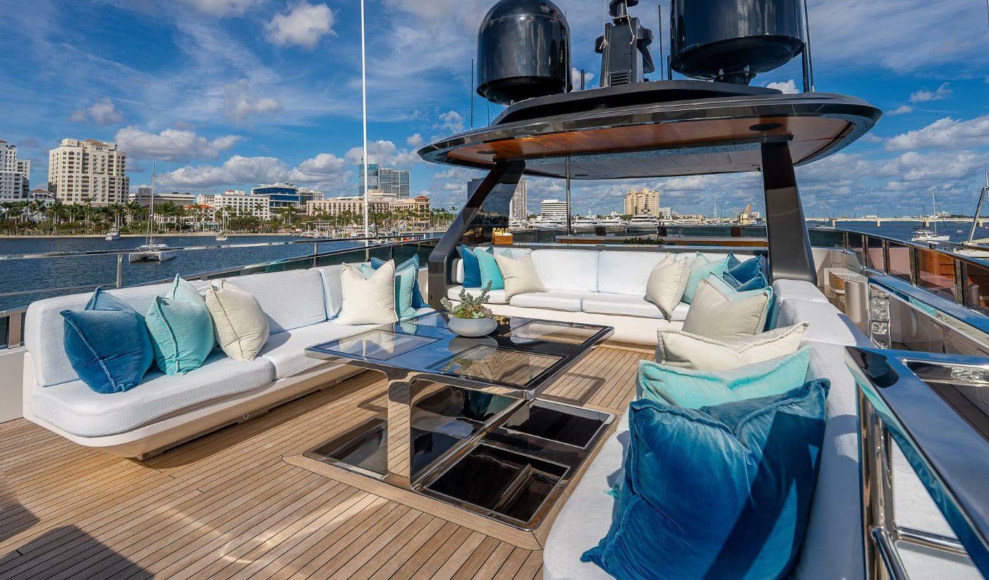 Luxury Flybridge Deck
