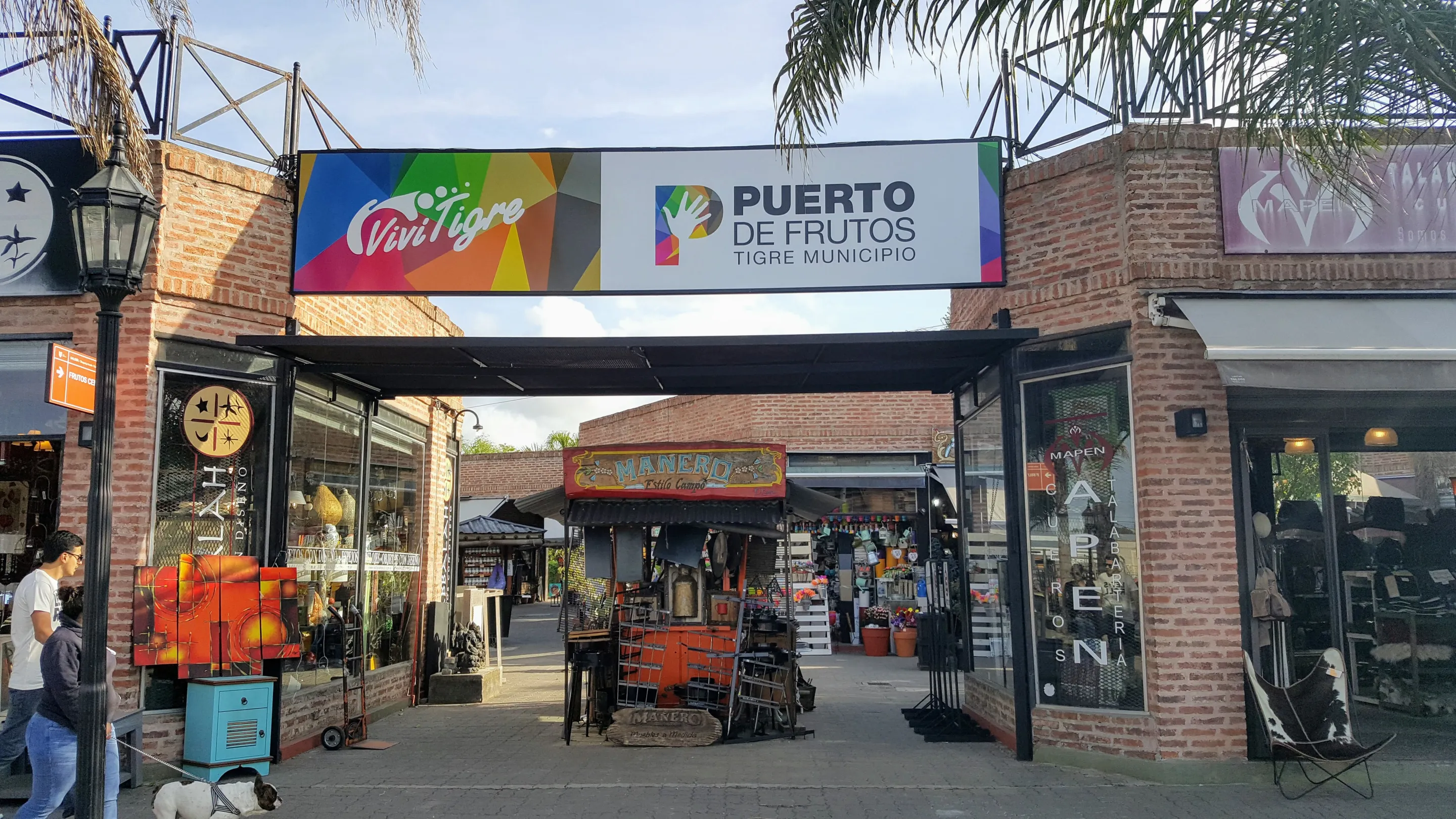 Visit Puerto de Frutos market