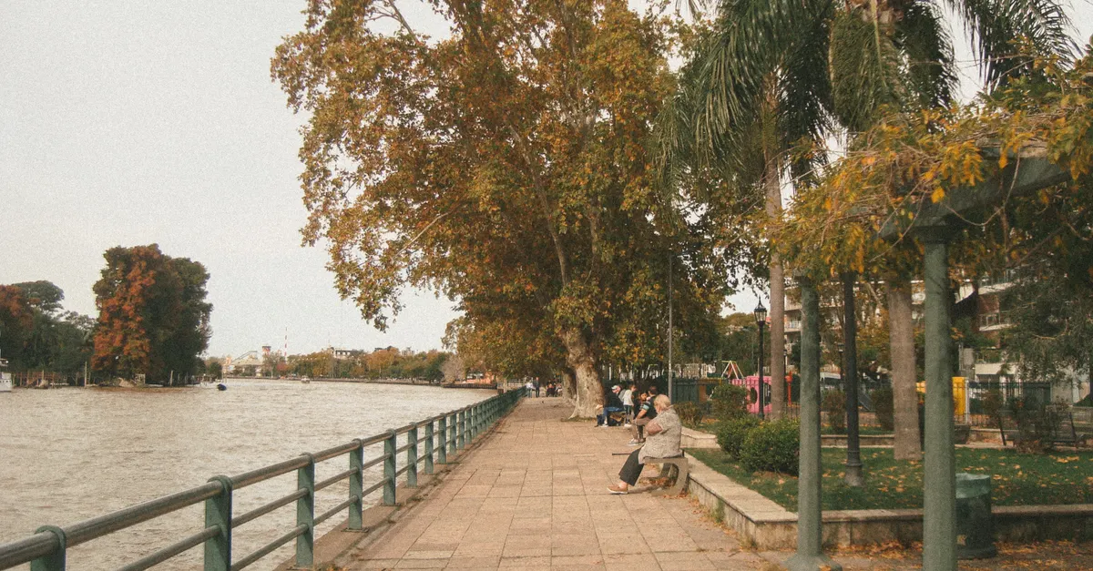 Rio Tigre waterfront promenade