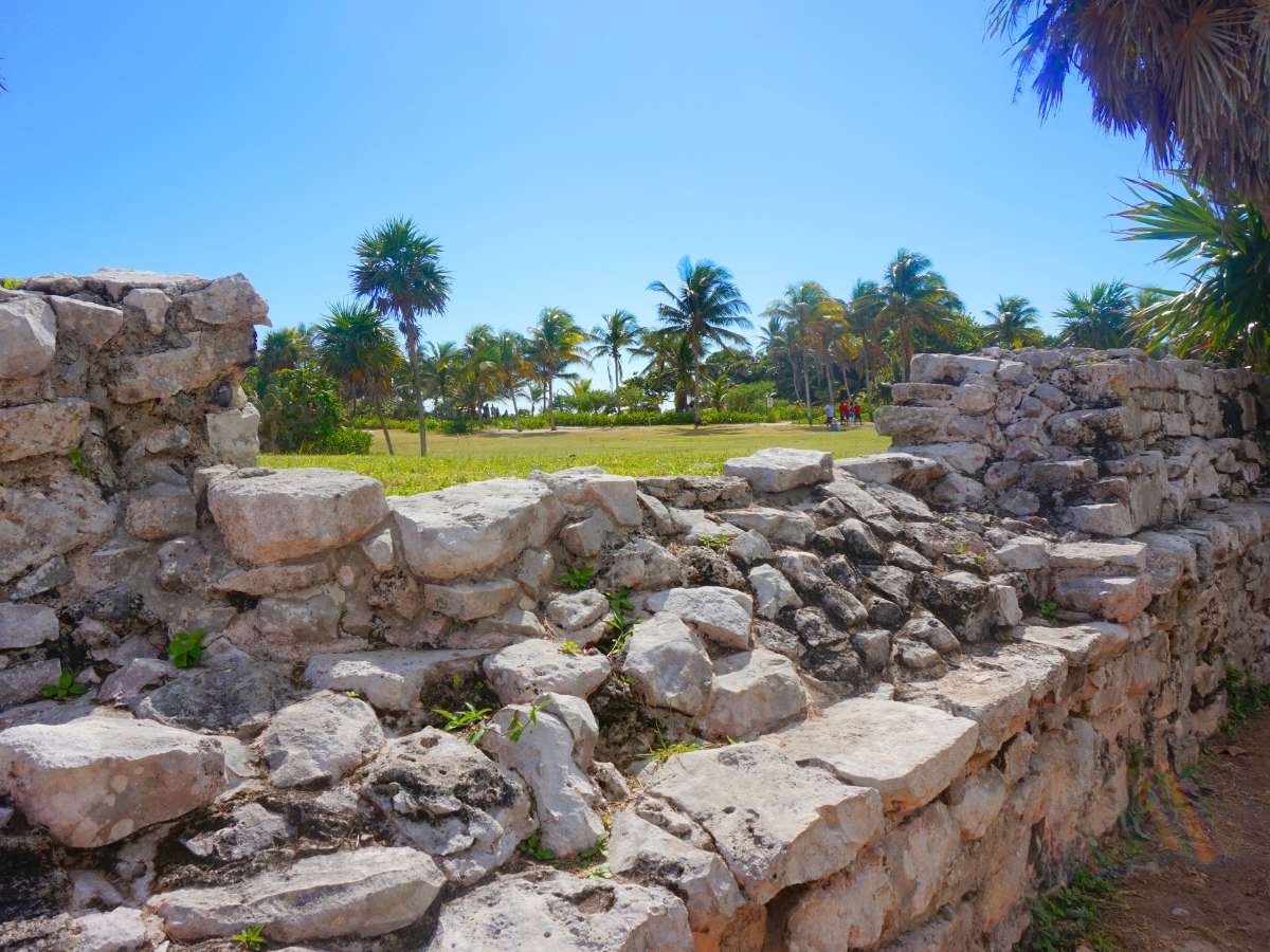 Perimeter defensive wall