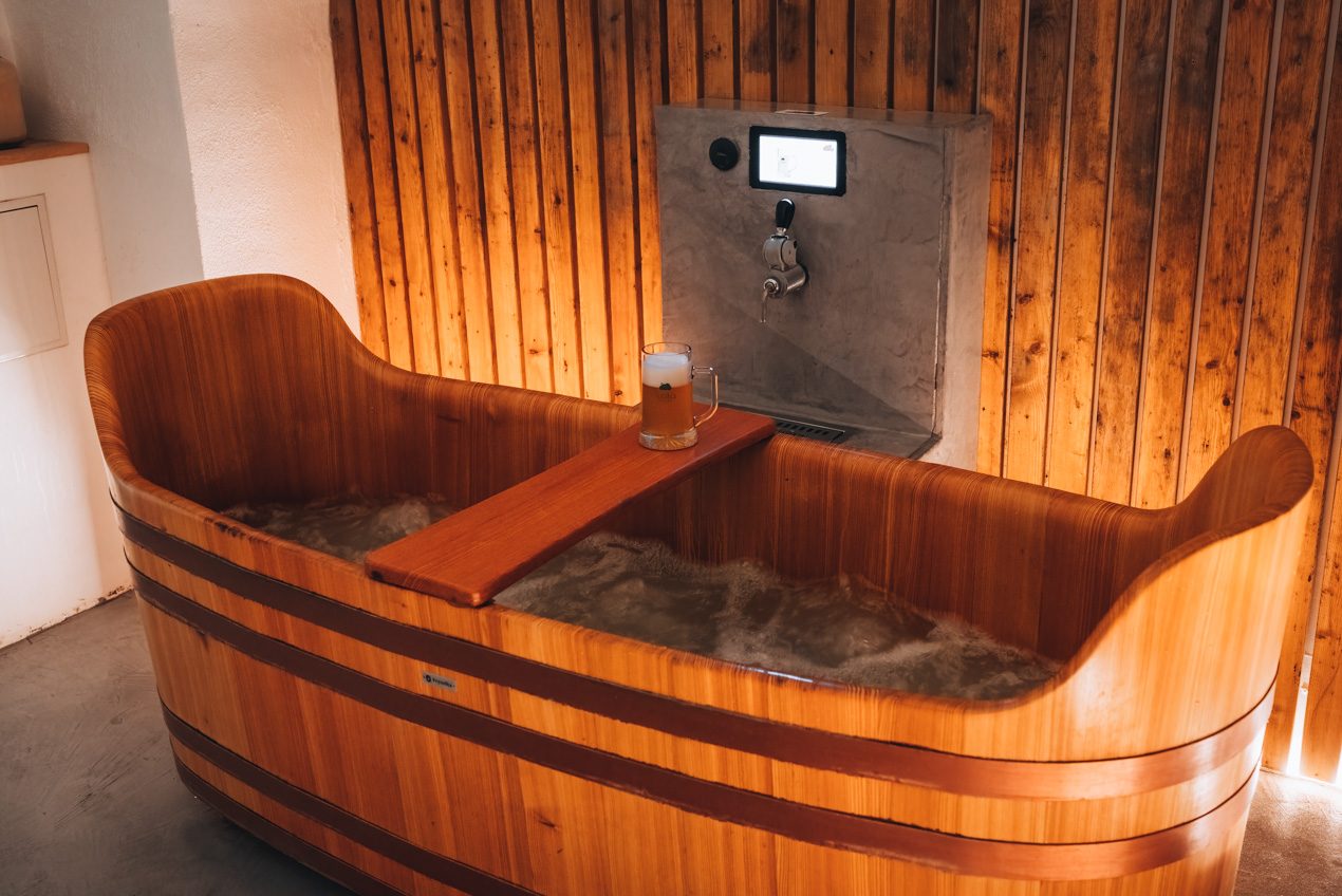 The Wooden Oak Tub