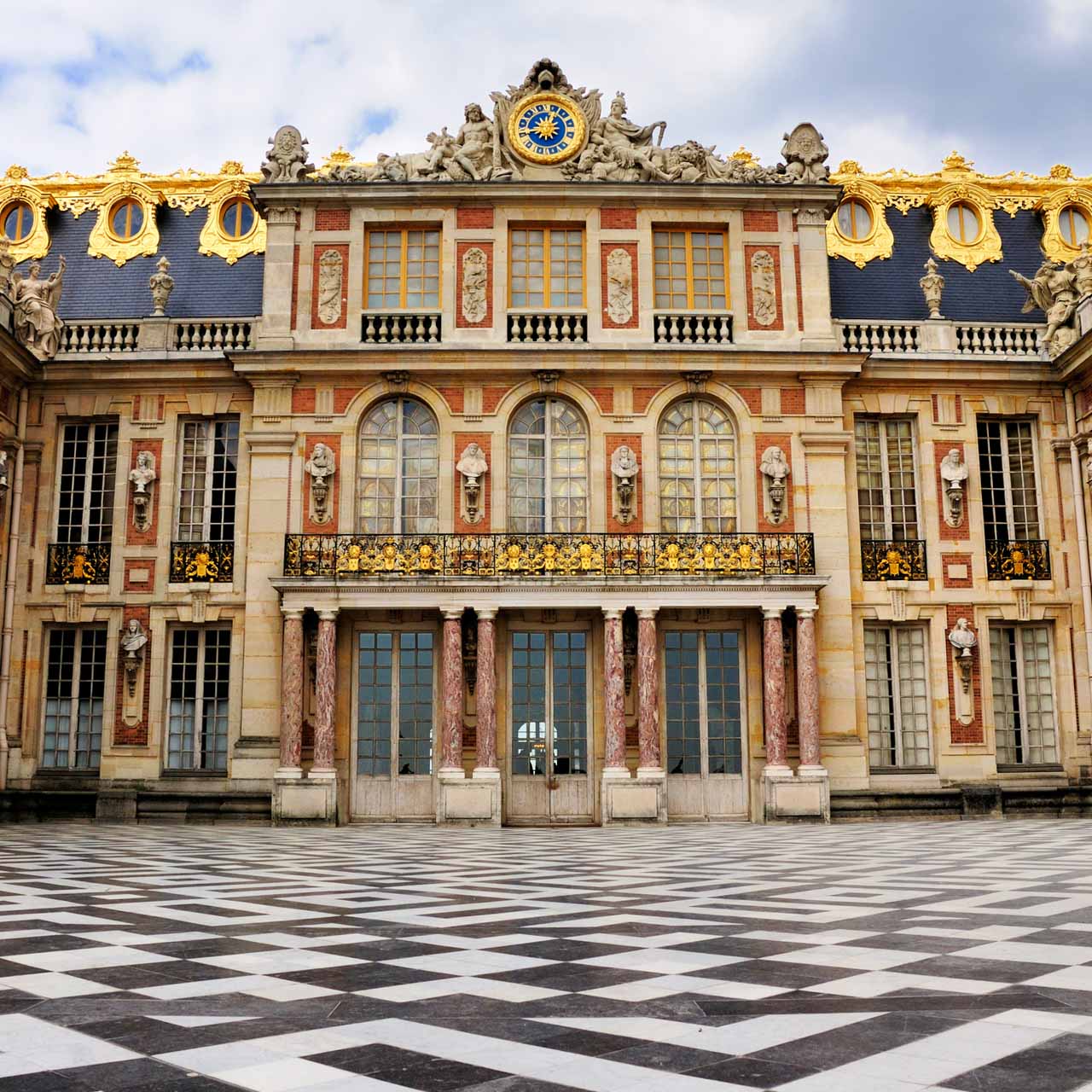 Palace exterior and Place d'Armes