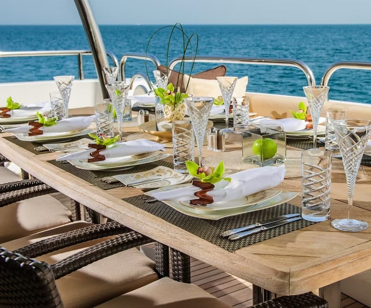Dubai Mega Yacht Cruise With Buffet Dinner