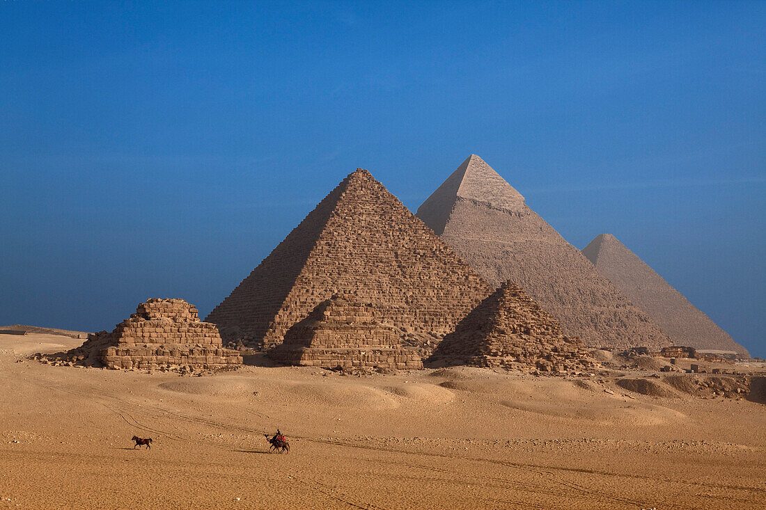 Queens' Pyramids