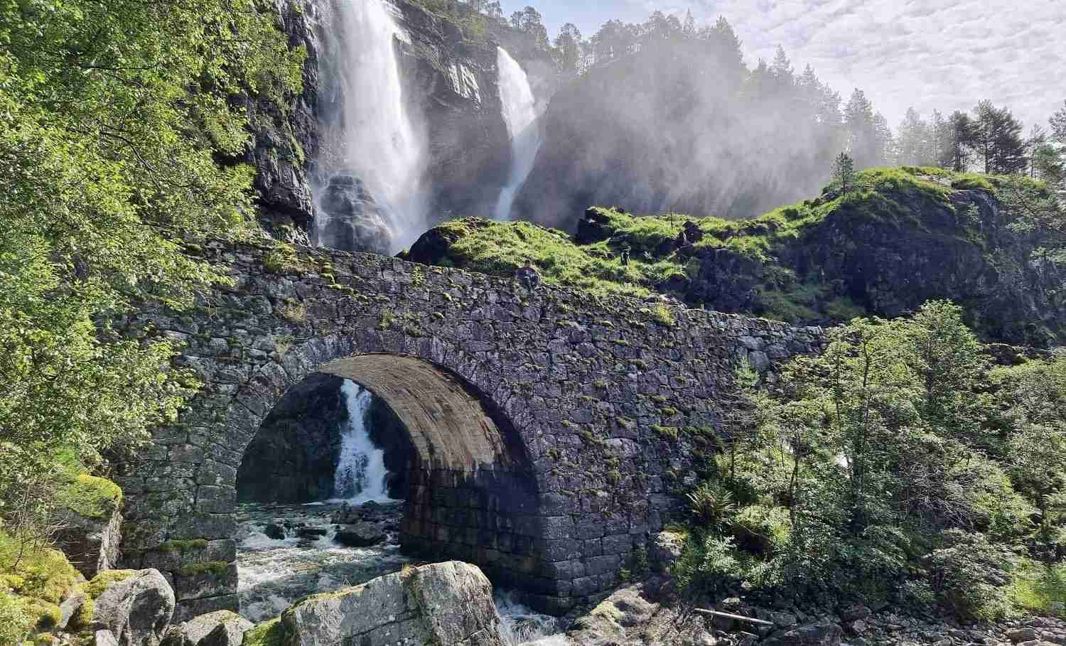 Heskjedalsfossen Waterfall