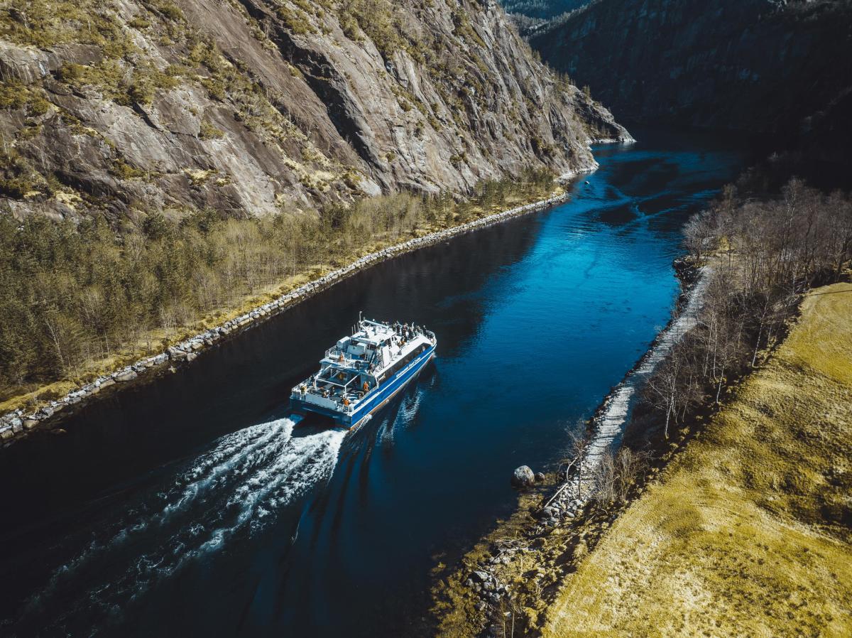Mostraumen Strait