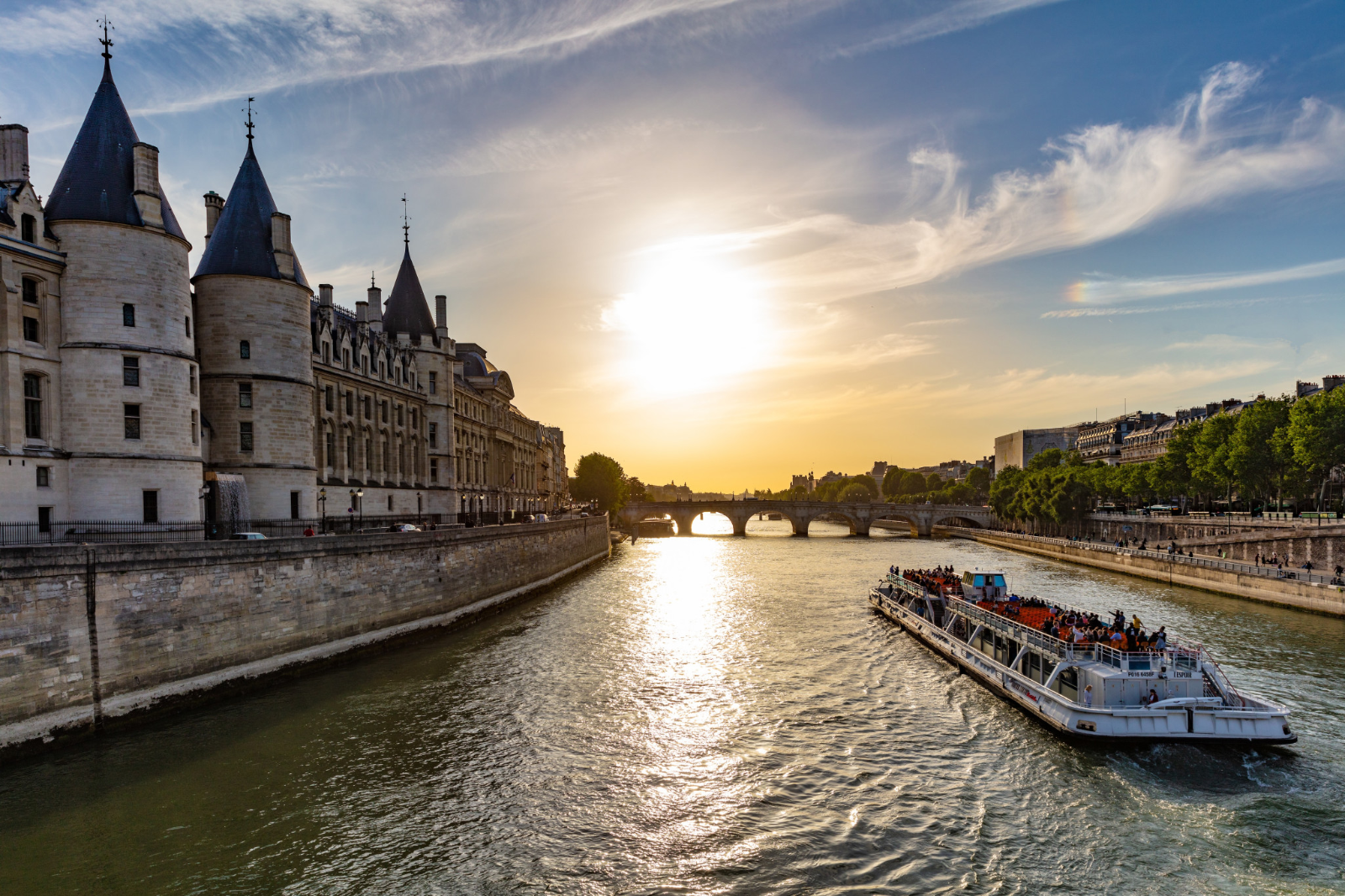Boat Tour Paris: Seine River Sightseeing