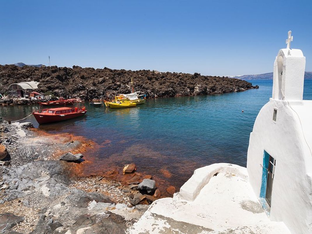 Agios Nikolaos Cove (Palea Kameni)