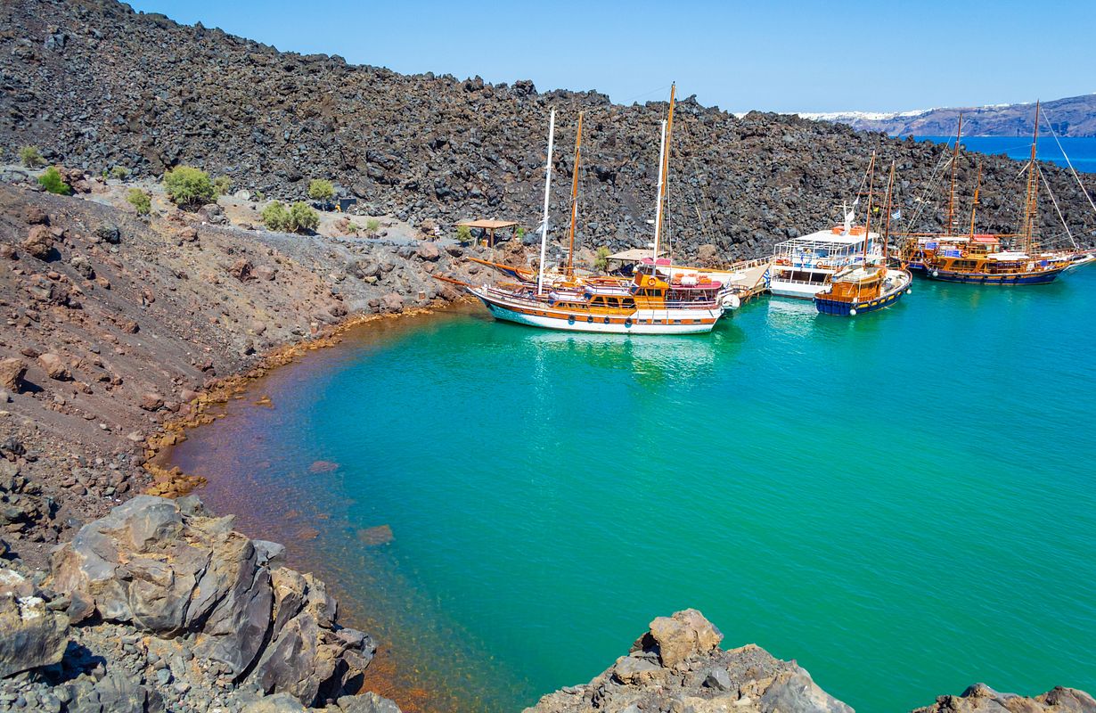 Erinia Cove (Nea Kameni)