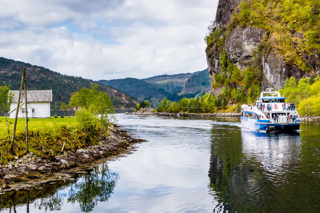 Mostraumen Strait