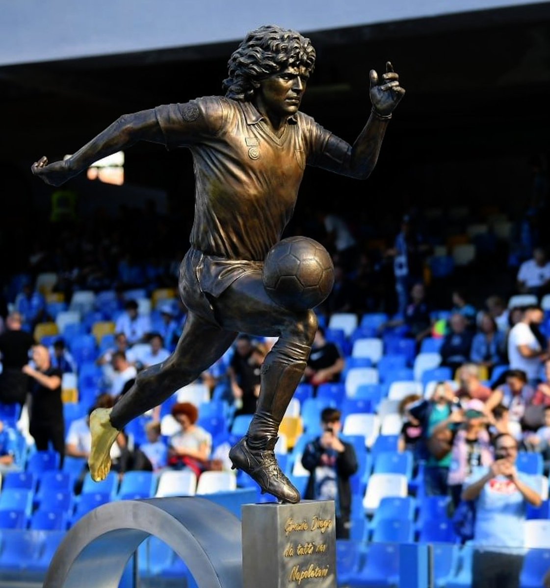 Statue of Maradona