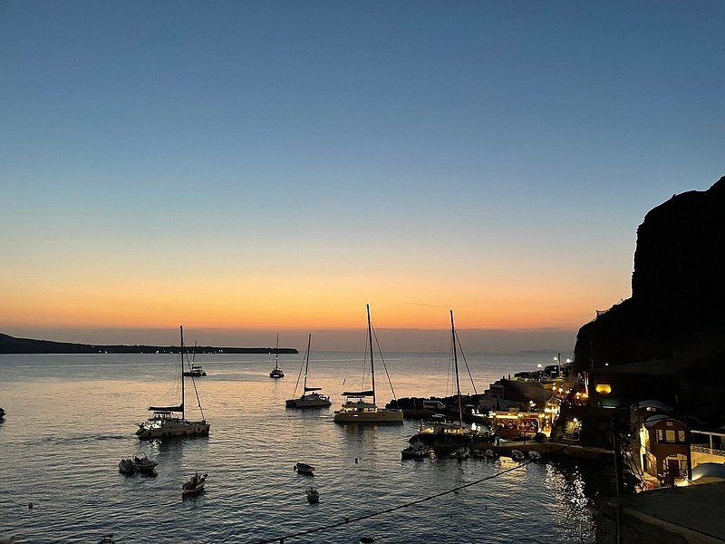 Ammoudi Bay Horizon