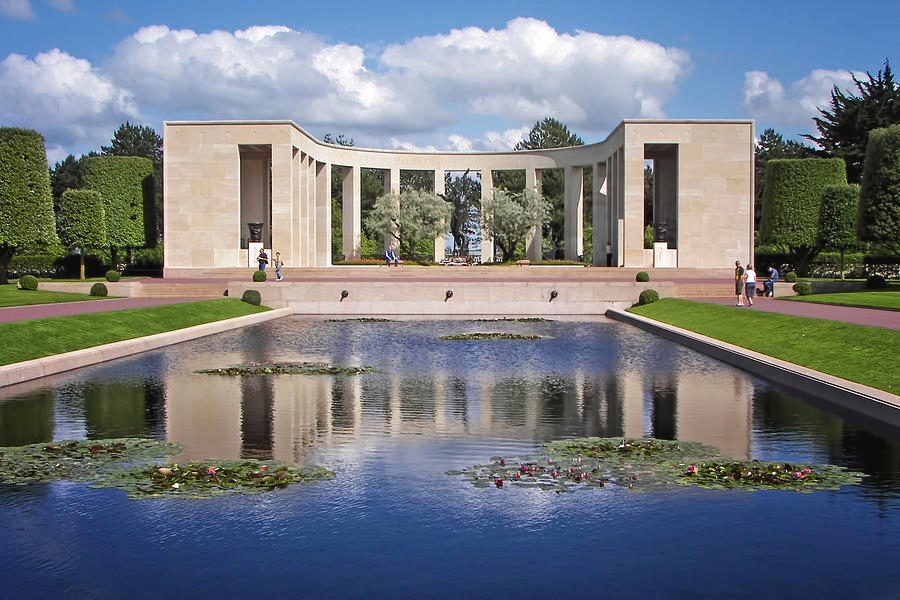 Memorial and colonnade