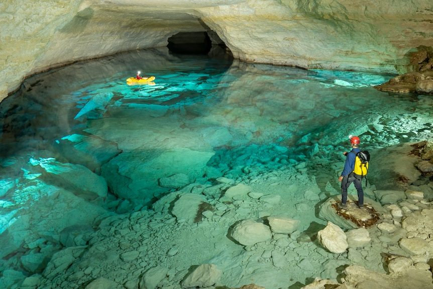 Baofeng Lake & Yellow Dragon Cave Tours