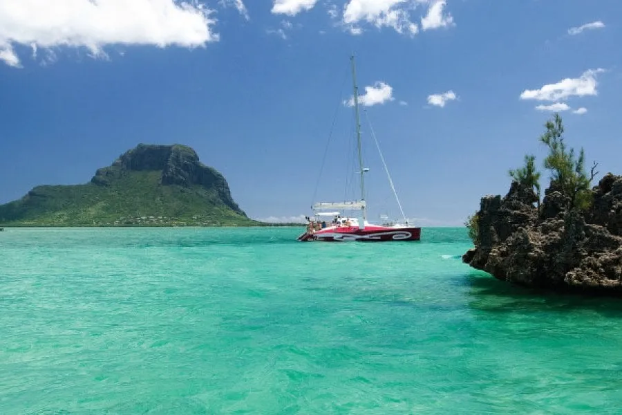 Boat to Ile Aux Benitiers