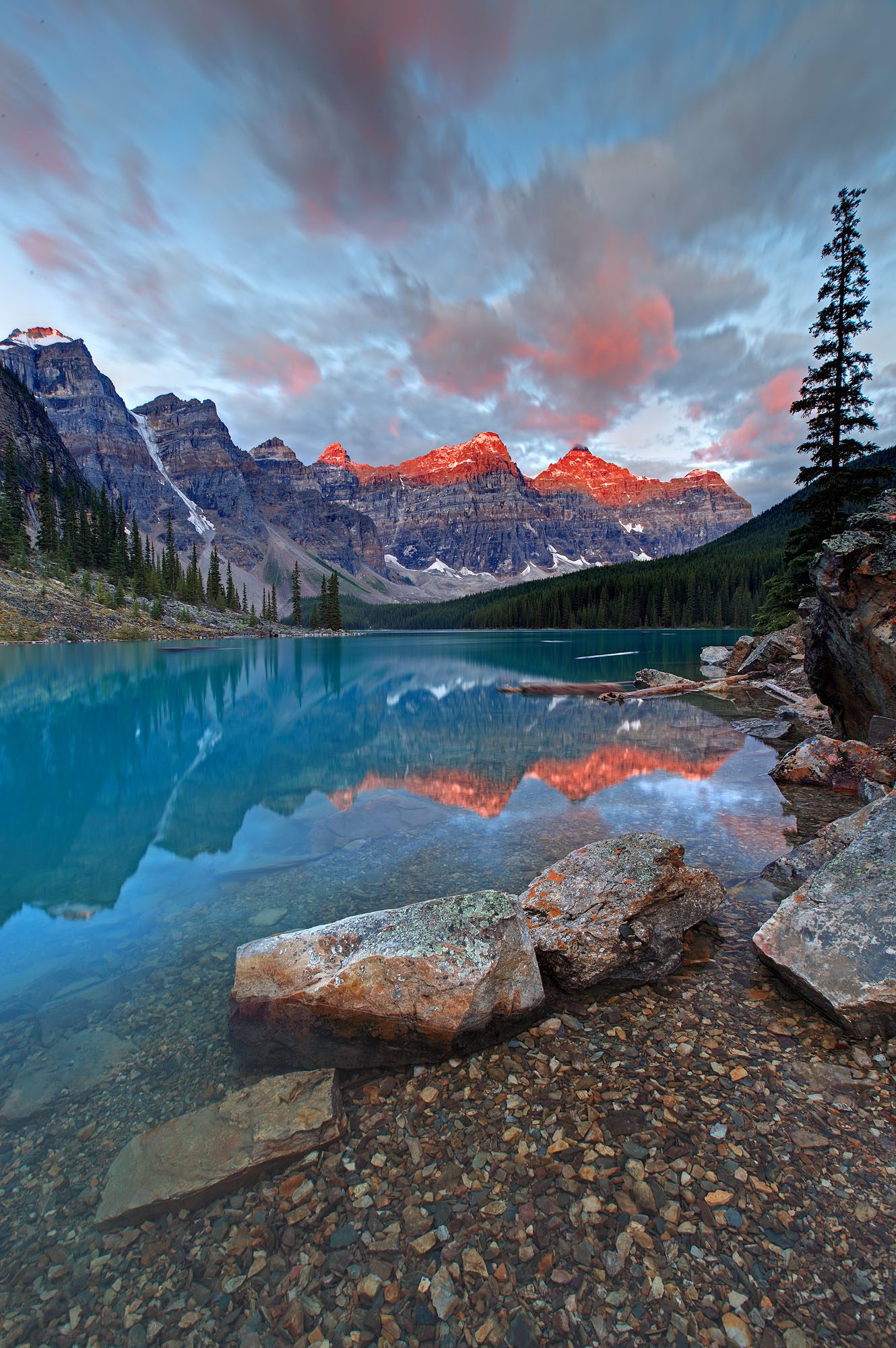 Is Lake Louise and Moraine Lake the Same