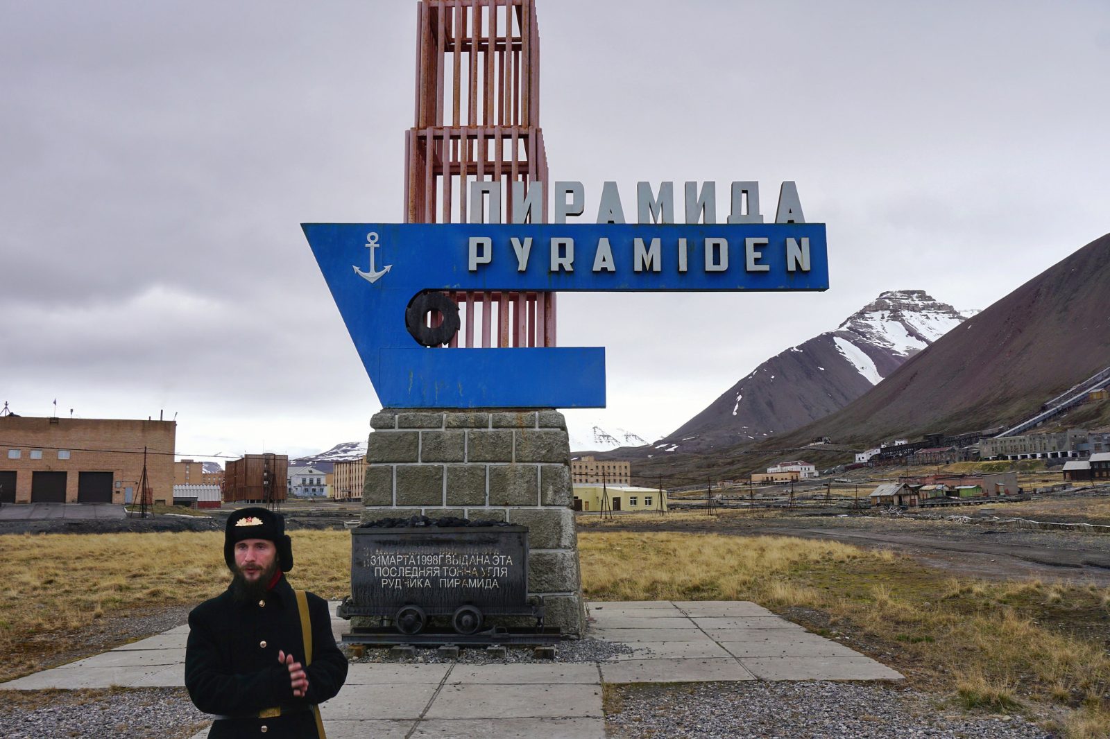 Pyramiden Port Sign