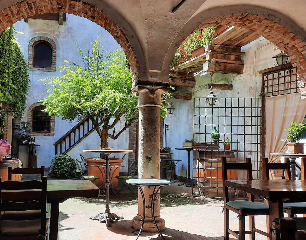 Enoteca I Terzi Courtyard