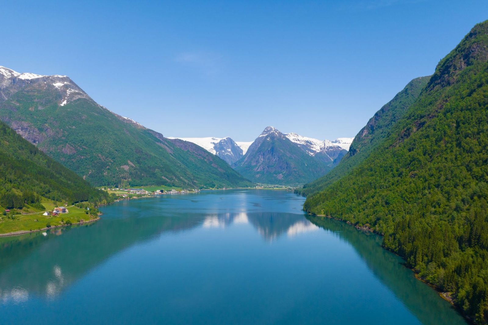 Fjærlandsfjord Shoreline