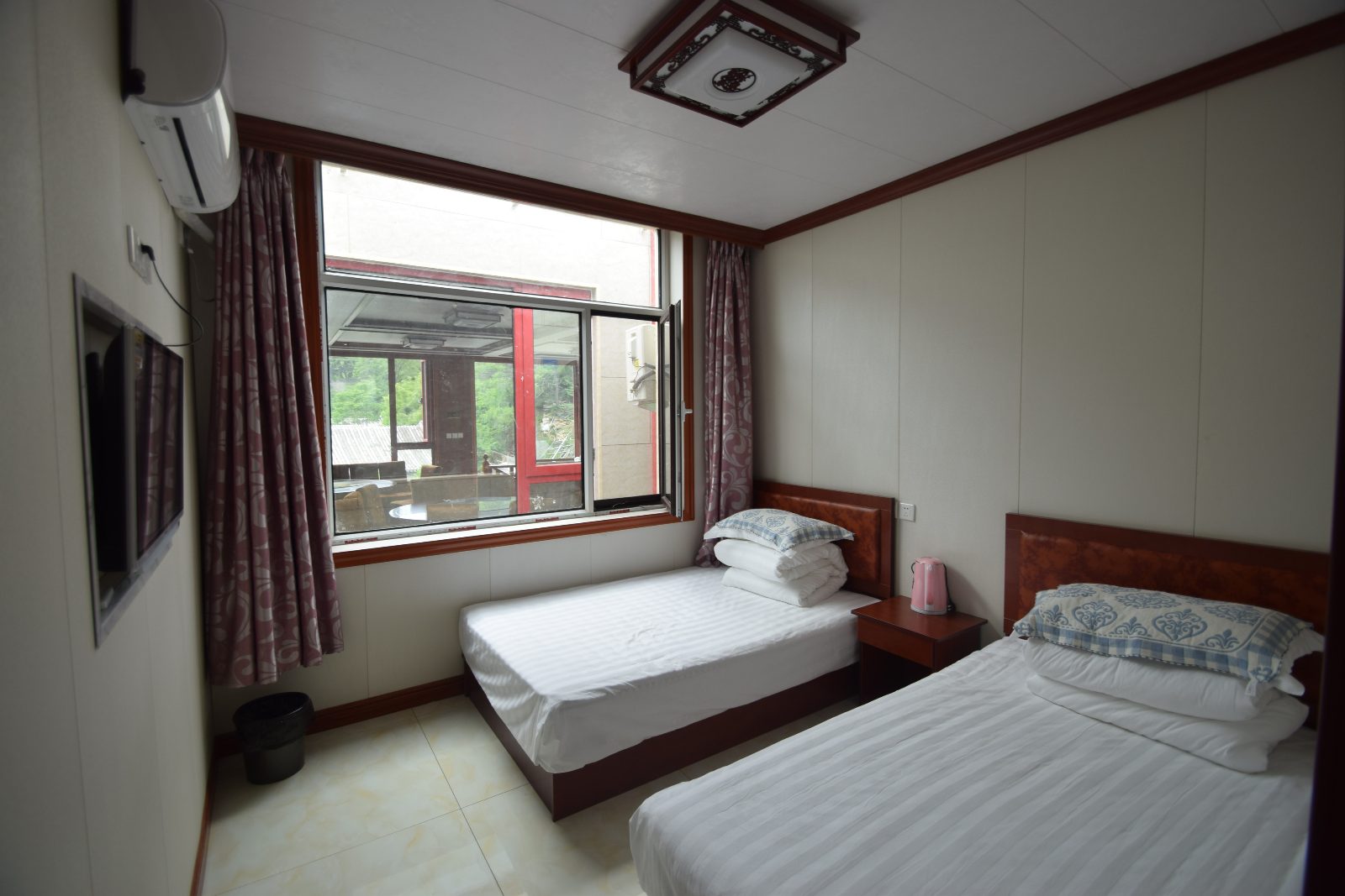 Luanping Hotels
