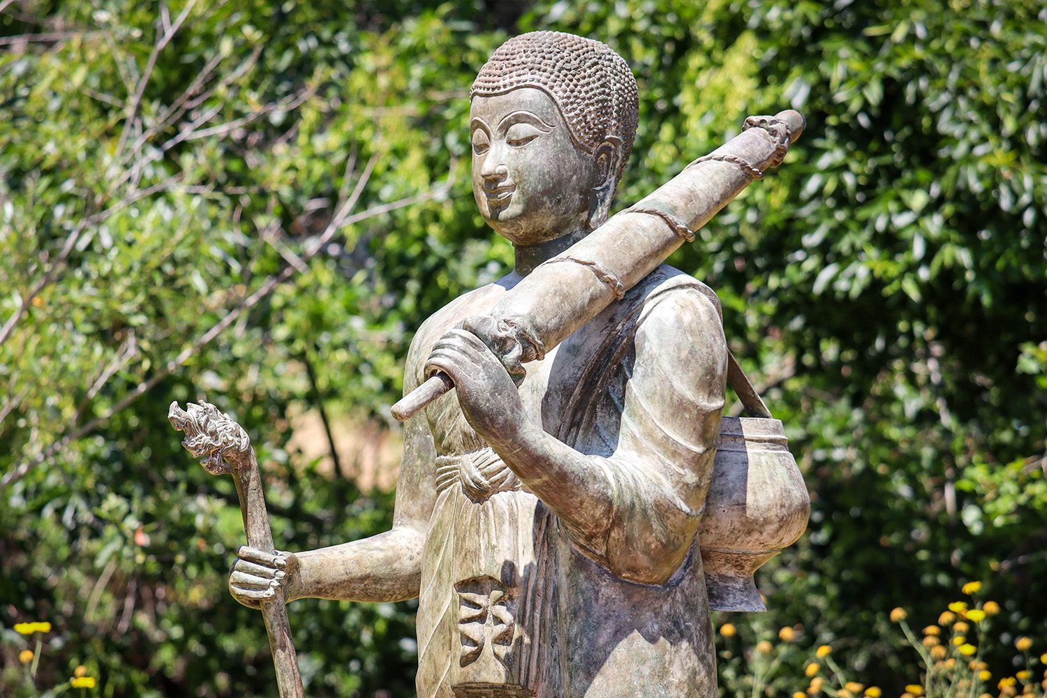 Abrigo de Chuva e Estátua do Buda Caminhante