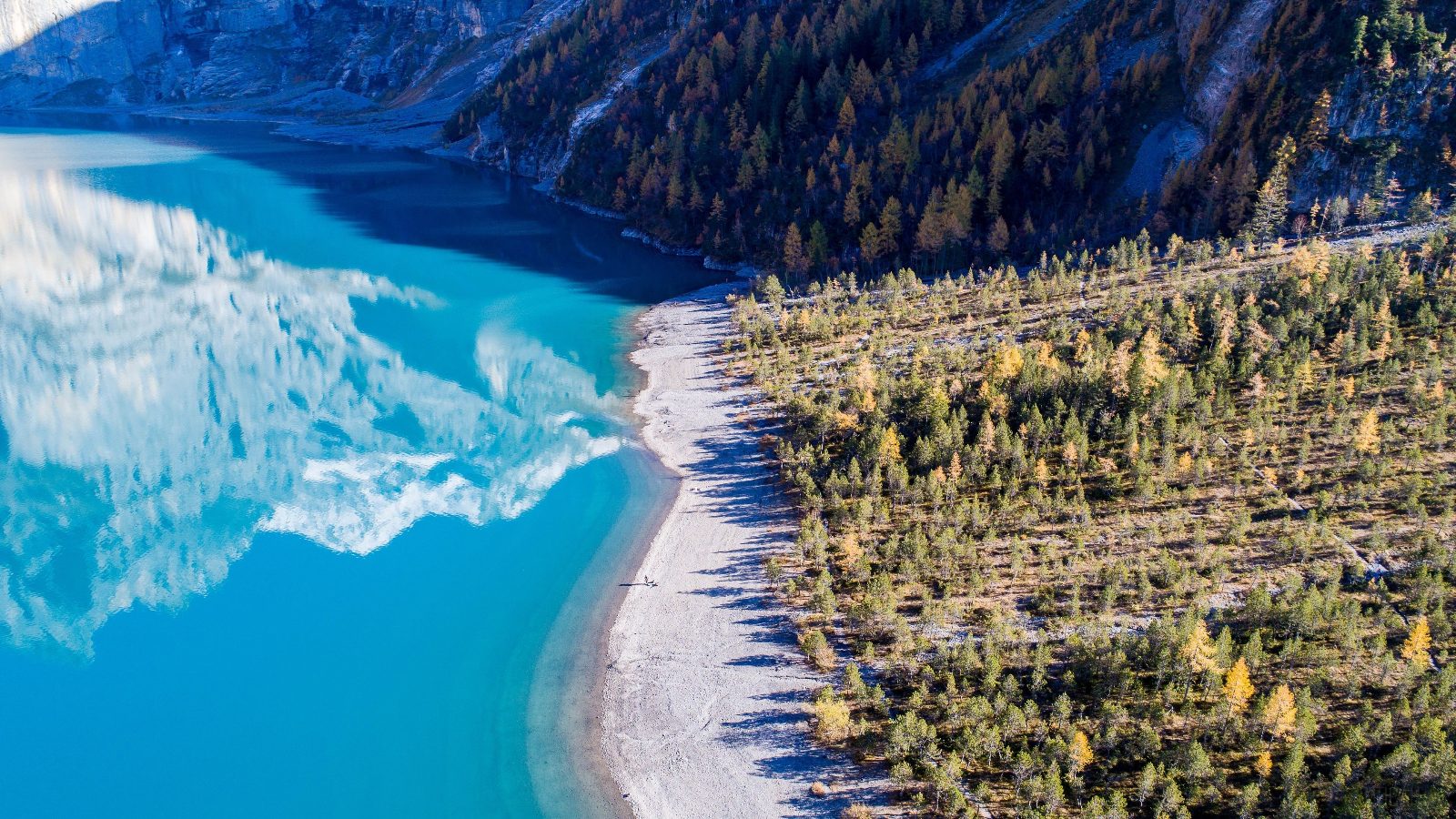 Oeschinensee shoreline