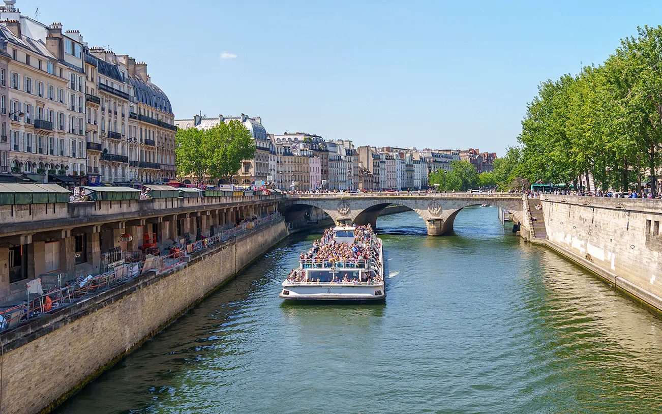 Canal Saint Martin Cruise